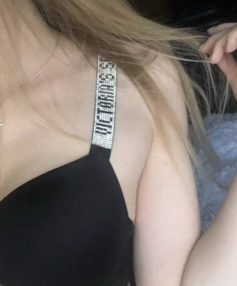 Очаровательная красавица с шикарной фигурой готова порадовать тебя своими нежными ласками. Приезжай ко мне и окунись в атмосферу страсти и желания. 6340, 21 год